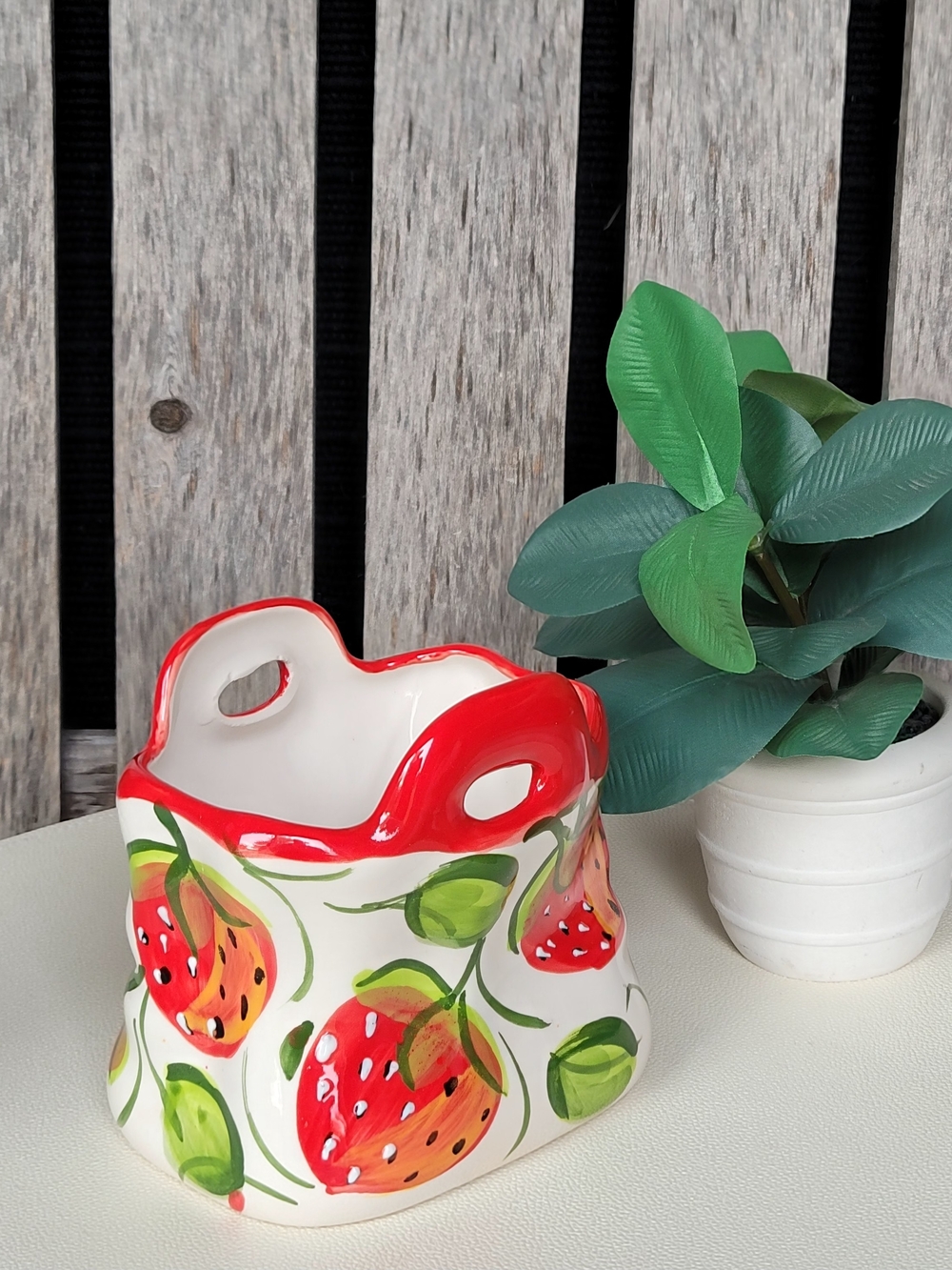 Hand-Painted Strawberry Ceramic Caddy - Red and Green - Ceramicas Anoru - Picture 4 of 10